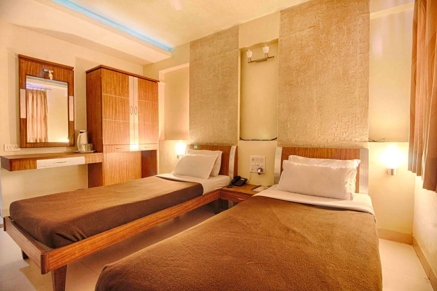 فندق Parth Residency أحمد أباد المظهر الخارجي الصورة